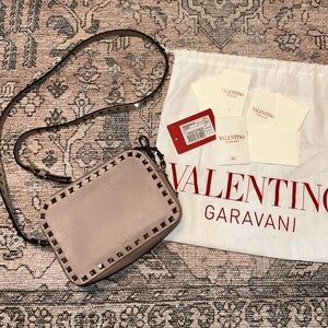 NWT Valentino Garavani Rockstud Camera Bag Poudre